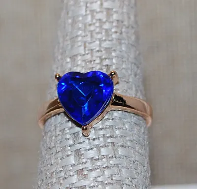 Size 7¾ Large Single Stone 3-Prong BLUE HEART RING with Gold Tone Band (3.1g)