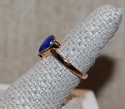 Size 7¾ Large Single Stone 3-Prong BLUE HEART RING with Gold Tone Band (3.1g)