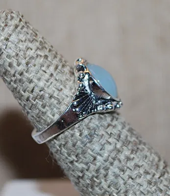 Size 5½ ROUND Blue Iridescent Opaque Stone RING with Silver Colored "Fan" Surround on a Silver Tone Band (4.3g)