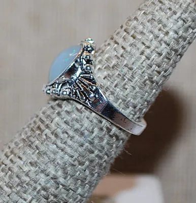 Size 5½ ROUND Blue Iridescent Opaque Stone RING with Silver Colored "Fan" Surround on a Silver Tone Band (4.3g)