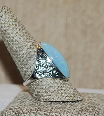 Size 9¼ Long Oval Blue Iridescent Opaque Stone RING with Silver Colored Graphic Designed Surround on a Silver Tone Band (7.3g)