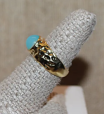 Size 7½ Single Round Robin's Egg BLUE Opaque Stone RING with Hammered Gold Tone SPLIT BAND (4.9g)