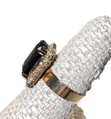 Size 8 Deep PURPLE RECTANGLE 4-Prong STONE RING with Small Round Clear Stones Surround on a Gold Tone SPLIT BAND (3.2g)