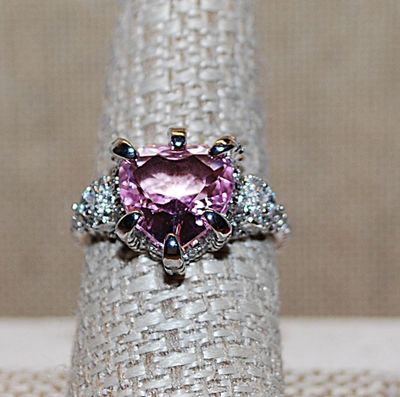 Size 8½ Beautiful Showy PINK HEART RING in a 6-Prong Bejeweled Nest of Stones & Band Accents on a Silver Tone Setting (5.8g)