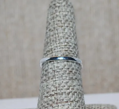 Size 6½ Oval Blue Iridescent Opaque Stone RING with Silver Colored Surround on a Silver Tone Band (4.6g)