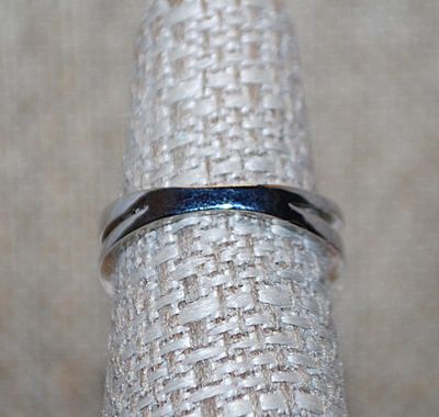Size 6½ Marked .925 Contemporary Style Single Round Clear Stone RING with Overlap Black Stones Spine on a Silver Setting (3.4g)