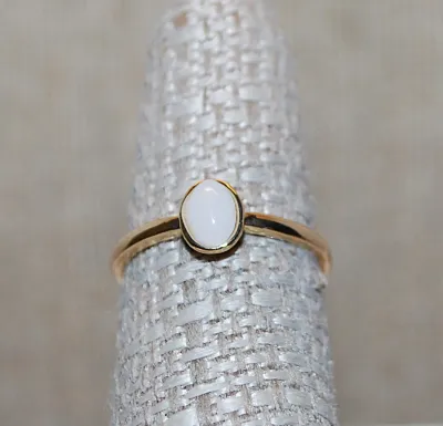 Size 6½ Delicate Opaque Oval Single Stone RING on a Gold Tone Band (1.5g)