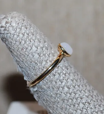 Size 6½ Delicate Opaque Oval Single Stone RING on a Gold Tone Band (1.5g)