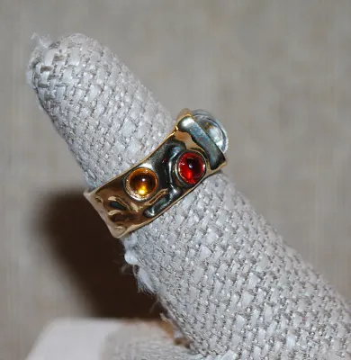 Size 6½ Light Bluish Hue Main Stone RING with Round Red & Amber Cupped Side Stone Accents on a Gold Tone Hammered Band (4.7g)