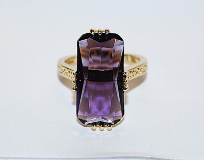 Size 7 Deep PURPLE Colored 12 Prong Long Rectangle Stone RING with Bright Gold Tone Band and Setting (4.9g)