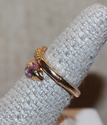 Size 8 Double Headed SNAKE RING with PURPLE EYES on 1 End and GREEN EYES on the Other End+ Dimpled Head and Neck on a Gold Tone Band (3.6g)