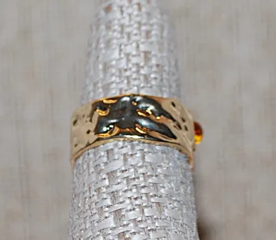 Size 7 Translucent Square BLUE HUE Colored Main Stone RING with Amber & Red Side Accent Globes on a Gold Tone Band (4.7g)