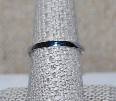 Size 9 Large Oval Beveled Translucent Stone RING with Side Band Accent Stones on a Silver Tone Setting (4.5g)