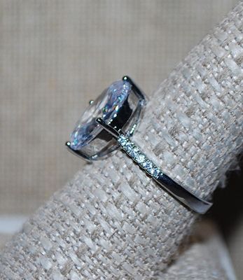 Size 9 Large Oval Beveled Translucent Stone RING with Side Band Accent Stones on a Silver Tone Setting (4.5g)