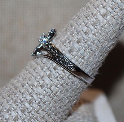 Size 8 Beautiful BLUE STONES CROSS RING with Center Clear Stone & Silver Tone Braces and Band (2.3g)