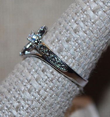 Size 8 Beautiful BLUE STONES CROSS RING with Center Clear Stone & Silver Tone Braces and Band (2.3g)