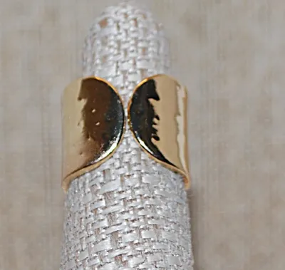 Size 6½ Gold Tone WIDE SPLIT BAND RING with Splashed Black & White Oval Main Stone and "Crown" Surround (10.8g)