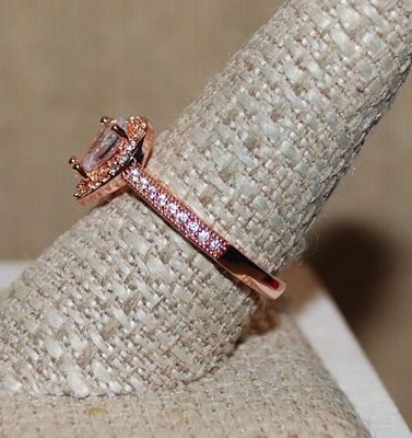 Size 8 Beautiful PEAR Shaped Clear MAIN STONE RING with Jeweled Pear Surround and Half-Band Side Accents on a ROSE GOLD Setting (2.9g)