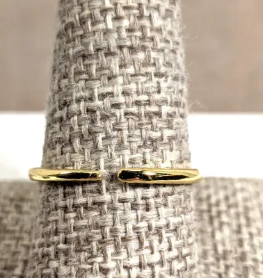 Size 10 Single CLEAR SQUARE MAIN STONE RING with Clear Stones Surround and Bright Gold Tone Setting + SPLIT BAND (1.4g)
