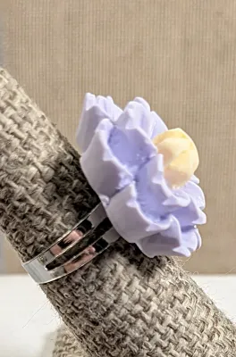 Size 7-8 LAVENDER & YELLOW COMPOSITE FLOWER RING with a Silver Tone Setting + SPLIT BAND (3.5g)