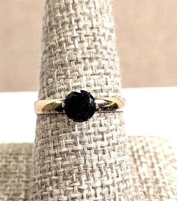 Size 9 Single BLACK ROUND OPAQUE STONE RING with a Gold Tone Setting + SPLIT BAND (1.1g)