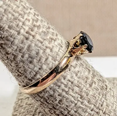 Size 9 Single BLACK ROUND OPAQUE STONE RING with a Gold Tone Setting + SPLIT BAND (1.1g)