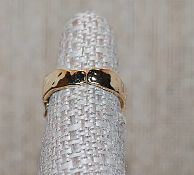 Size 6½ ORANGE AMBER Colored MAIN STONE RING on a "Molten Lava Style" Gold Tone SPLIT BAND Setting (4.8g)