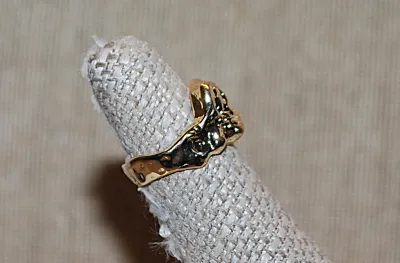 Size 6½ ORANGE AMBER Colored MAIN STONE RING on a "Molten Lava Style" Gold Tone SPLIT BAND Setting (4.8g)