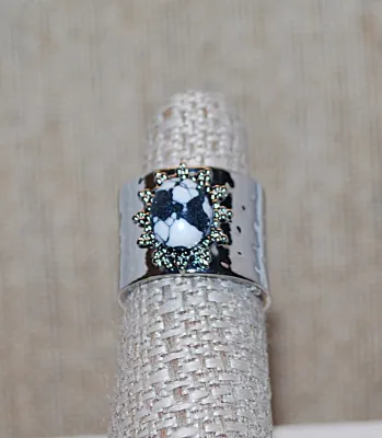 Size 6½ Silver Tone WIDE SPLIT BAND RING with Splashed Black & White Oval Main Stone and "Crown" Surround (10.8g)
