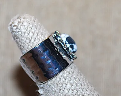 Size 6½ Silver Tone WIDE SPLIT BAND RING with Splashed Black & White Oval Main Stone and "Crown" Surround (10.8g)