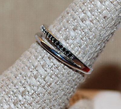 Size 8½ Double Lines RING with BLACK Stones in 1 Line and Second Line in Silver Tone (4.2g)