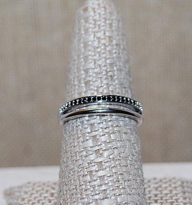 Size 8½ Double Lines RING with BLACK Stones in 1 Line and Second Line in Silver Tone (4.2g)