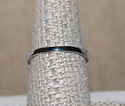 Size 8½ Double Lines RING with BLACK Stones in 1 Line and Second Line in Silver Tone (4.2g)