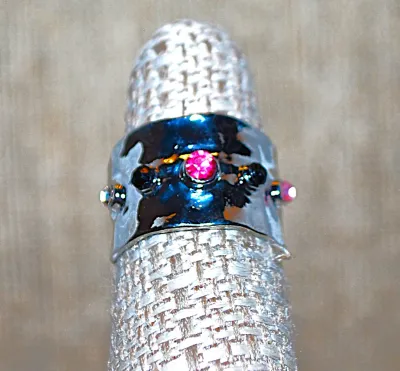 Size 6½ Line of Alternating Pink, Clear & Black Colored Stones RING on a "Hammered" Silver Tone SPLIT BAND (4.8g)