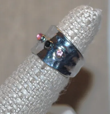 Size 6½ Line of Alternating Pink, Clear & Black Colored Stones RING on a "Hammered" Silver Tone SPLIT BAND (4.8g)