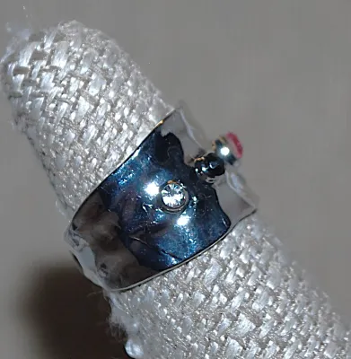 Size 6½ Line of Alternating Pink, Clear & Black Colored Stones RING on a "Hammered" Silver Tone SPLIT BAND (4.8g)