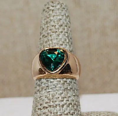Size 7 Large Beveled GREEN HEART Shaped Stone RING with Strong Solid Gold Tone Band (10.0g)