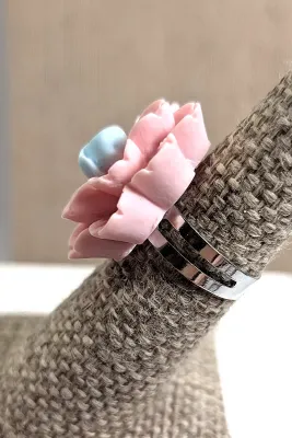Size 7-8 PINK & BLUE COMPOSITE FLOWER RING with a Silver Tone Setting + SPLIT BAND (3.1g)
