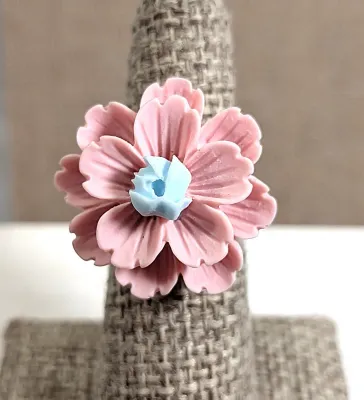 Size 7-8 PINK & BLUE COMPOSITE FLOWER RING with a Silver Tone Setting + SPLIT BAND (3.1g)