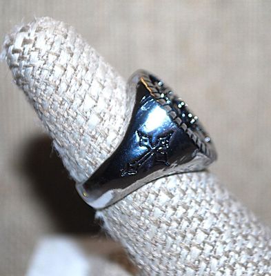 Size 7½ Heavy Oval Embossed "FACE OF JESUS" RING with CROSSES Side Accents and Silver Tone Band (9.1g)