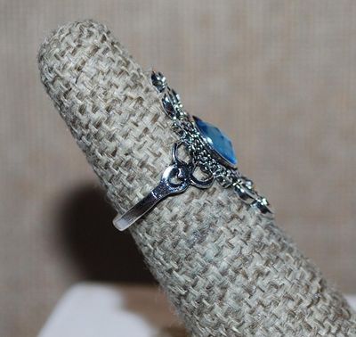 Size 5½ Light BLUE Oval Beveled Stone RING with Full Ornate Surround on a Silver Tone Setting (2.2g)