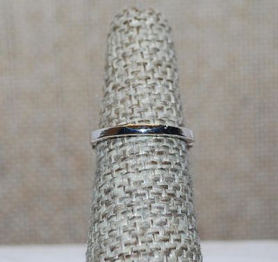 Size 5½ Light BLUE Oval Beveled Stone RING with Full Ornate Surround on a Silver Tone Setting (2.2g)