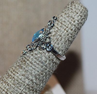 Size 5½ Light BLUE Oval Beveled Stone RING with Full Ornate Surround on a Silver Tone Setting (2.2g)