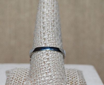Size 10 Marked .925 - "Shades of Silver" FLOWER PETALS RING Each with a Single Clear Stone Center on a Silver Setting (5.2g)