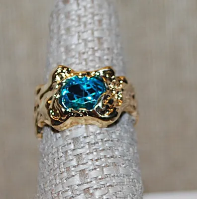 Size 7½ BLUE Colored MAIN STONE RING on a "Molten Lava Style" Gold Tone SPLIT BAND Setting (4.3g)