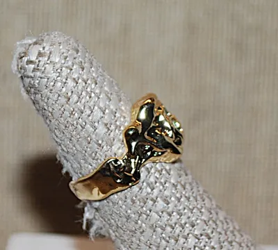 Size 7½ BLUE Colored MAIN STONE RING on a "Molten Lava Style" Gold Tone SPLIT BAND Setting (4.3g)