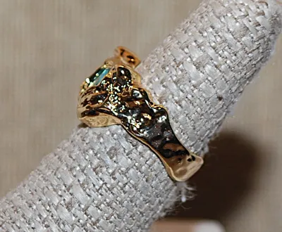 Size 7½ BLUE Colored MAIN STONE RING on a "Molten Lava Style" Gold Tone SPLIT BAND Setting (4.3g)