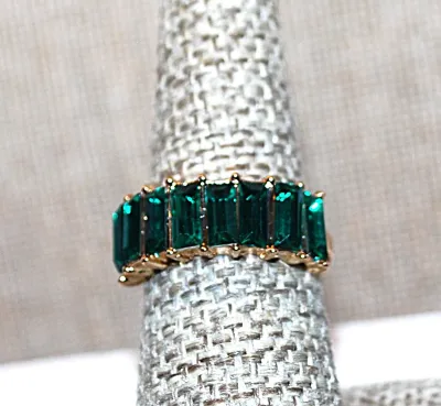 Size 7½ GREEN Set of 8 BAGUETTES RING on a Gold Tone Band (4.7g)