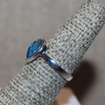 Size 6½ BLUE PEAR Shaped Glass Stone RING with Silver Tone Surround & Band (2.7g)