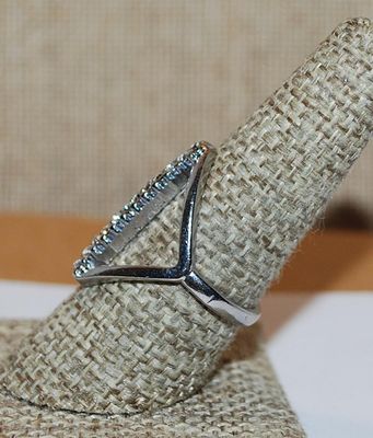 Size 8½ Unique "Diamond" Shaped Setting RING with Single Vertical Row of Clear Stones and Silver Tone Band (3.6g)